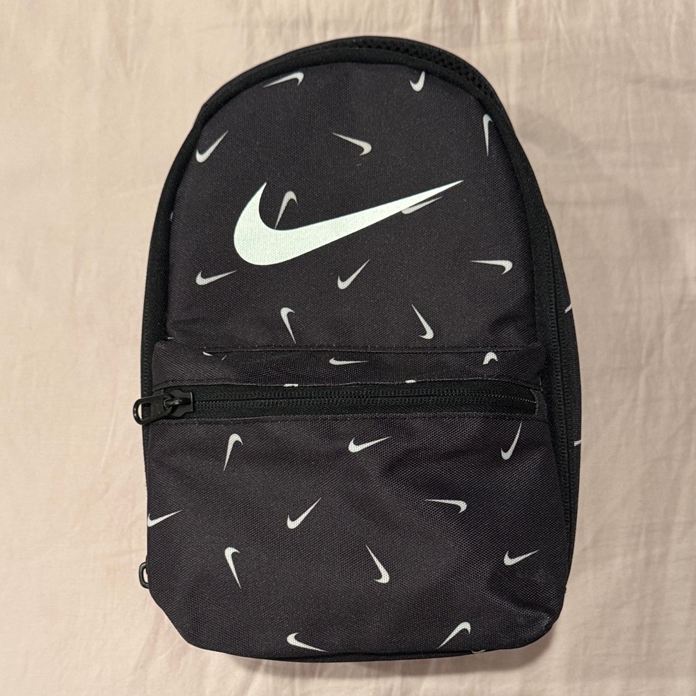 Nike classic fuel pack lunch bag black